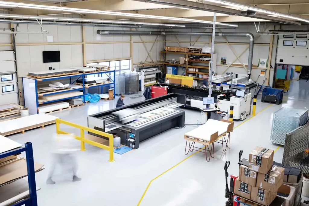 De productiehal met printer van Prestige Reclame