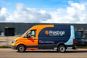 Eén van de bussen van Prestige Reclame voor transport van bestellingen.