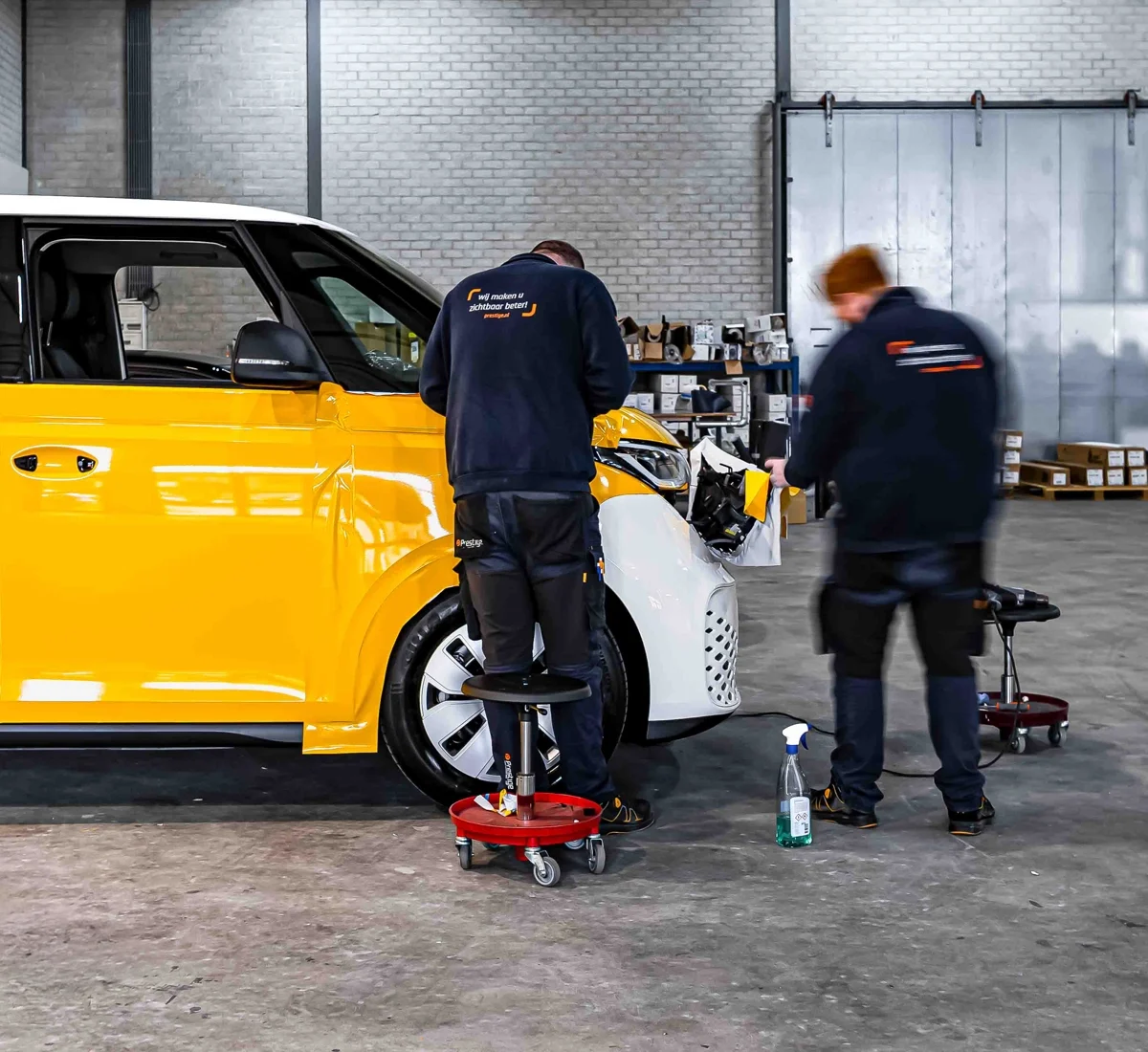 Autobelettering Prestige Reclame 8 De voorkant van een bedrijfsbus wordt voorzien van carwrap door twee carwrappers van Prestige Car Sign.